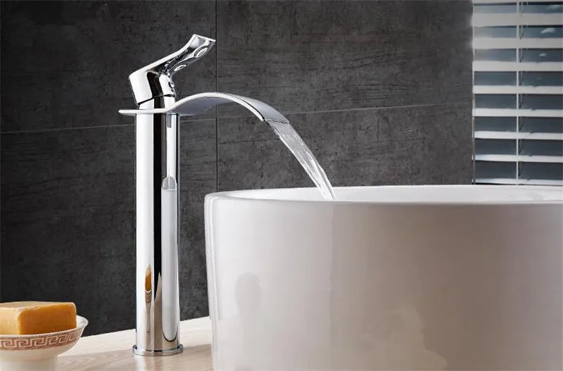 Torneira Cascata Bica Alta Banheiro - Branco e Dourado
